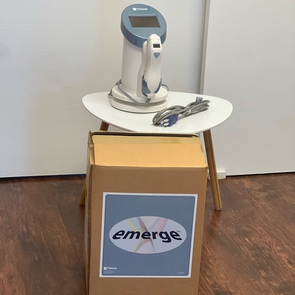 Skincare Tool - Emerge Fractional Laser by Palomar - Picture 2 of 5
